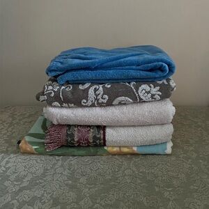 Assorted Towels Set in Blue, Gray, and White